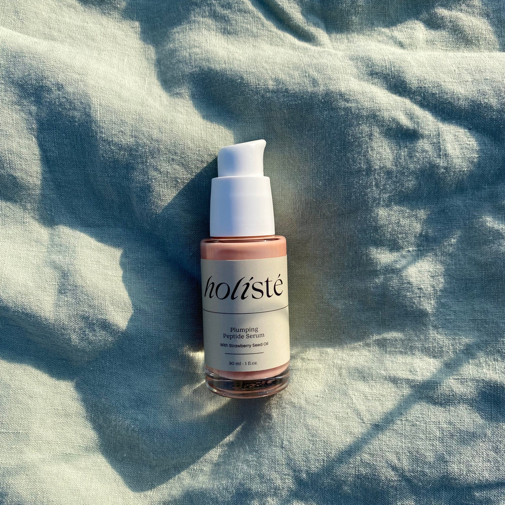 Plumping peptide serum with strawberry seed oil